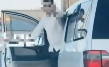 Пассажир устроил опасный трюк на дороге: водителя наказали (ВИДЕО)